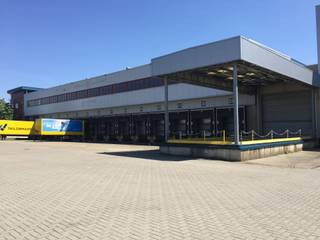Unit 3 : Magazijn 2.698 + mezzanine 371m² en 6 laadkades en 1 gelijkvloerse sectionaalpoort 4x4m te huur<br /><br />
<p>- magazijn 2.699m²<br />- mezzanine 371m²<br />- 6 los-laadkades <br />- 1 GV poort 4x4<br />- omheinde site<br /><br />(geen kantoor noch sanitair. Eenvoudig op te vangen met een sanitaire container en/of kantoor container)</p>