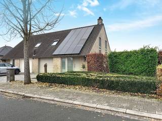 Energiezuinige halfopen bebouwing in een rustige en kindvriendelijke omgeving, bestaande uit een inkomhal met gastentoilet en vestiaire,...