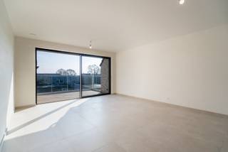 Ontdek deze 7 prachtig afgewerkte nieuwbouwappartementen op een toplocatie in het centrum van Avelgem. Elk appartement is instapklaar en afgewerkt met hoogwaardige materialen, zodat u geniet van maximaal wooncomfort. Deze moderne wooneenheden zijn uitgerust met de nieuwste technologieën, waaronder vloerverwarming voor optimaal comfort, een energiezuinige warmtepomp, een ventilatiesysteem D voor een gezond binnenklimaat en zonnepanelen voor een duurzame toekomst.<br /><br />Dankzij hun ligging en afwerking zijn deze appartementen niet alleen ideaal om zelf in te wonen, maar ook bijzonder interessant als investering. Met een indicatief rendement van 10,74%* bieden ze een uitstekende opportuniteit voor wie op zoek is naar een waardevaste en zorgeloze belegging. (*afhankelijk van uw persoonlijke situatie)<br />Wij nemen graag de tijd om u individueel advies te geven, zodat u precies weet welke mogelijkheden deze investering u kan bieden.<br /><br />Wonen in stijl én energiezuinig, of investeren met een aantrekkelijk rendement? Mis deze unieke kans niet en contacteer ons vandaag nog voor meer informatie of een bezoek.