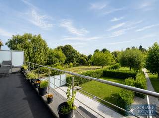 <p><span>Square Estate stelt u dit prachtige duplex appartement te huur voor, gelegen in een recente residentie in Wemmel, in een bijzonder rustige en aangename omgeving.</span></p><p><span>Het gebouw bevindt zich in een doodlopende straat, helemaal achteraan in een rustige zijstraat, ver weg van verkeer en geluidshinder. Het appartement is gelegen aan de achterzijde van het gebouw en kijkt dus niet uit op de straat. Het mooie terras biedt een aangenaam en open uitzicht op de omliggende velden en groene zones, wat zorgt voor een bijzonder rustige en groene leefomgeving.</span></p><p><span>Het duplex appartement is als volgt ingedeeld: een inkomhal met apart toilet, een ruime en lichtrijke woonkamer met open en volledig uitgeruste keuken, een wasruimte, twee slaapkamers, een ruime dressing en een badkamer uitgerust met zowel een ligbad als een douche.</span></p><p><span>Het appartement beschikt bovendien over een derde verdieping met een grote extra ruimte. Deze werd voordien ingericht als fitnessruimte en biedt tal van mogelijkheden afhankelijk van uw behoeften: bergruimte, bureau, speelkamer, ontspanningsruimte of extra polyvalente kamer.</span></p><p><span>De woning beschikt tevens over een privatieve kelder. De aanwezige zonwering en verlichtingsarmaturen blijven in het appartement, wat extra comfort biedt voor de toekomstige bewoners.</span></p><p><span>Een parkeerplaats is eveneens inbegrepen in de huurprijs.</span></p><p><span>Een van de belangrijkste troeven van dit appartement is de ideale ligging: u geniet van een uiterst rustige residentiële omgeving en bevindt zich tegelijk op korte afstand van alle voorzieningen. Scholen, het gemeentehuis, de bibliotheek, het openbaar vervoer, handelszaken en verschillende winkels bevinden zich in de nabije omgeving. Ook Brussel is vlot en snel bereikbaar, waardoor dit appartement een uitstekende combinatie biedt van rust, groen en bereikbaarheid.</span></p><p><span>De huurprijs bedraagt 1.450 per maand, vermeerderd met 125 aan lasten, inclusief de gemeenschappelijke kosten en het gebruik van regenwater.</span></p><p><span>Voor meer informatie of om een bezoek in te plannen, kunt u contact met ons opnemen via 02/460.42.01 of via <span>info@square-estate.be</span></span></p>