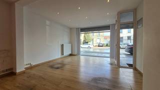 <p><strong>Veelzijdige handels- of kantoorruimte (91m²) in hartje Zaventem</strong></p><br /><p>Bent u op zoek naar een strategische uitvalsbasis voor uw zaak? Ontdek dit uitstekend gelegen pand van 91m² in een bruisende winkelstraat in Zaventem. Dankzij de visibiliteit en de directe toegankelijkheid voor voetgangers is dit de ideale plek voor een winkel, showroom of praktijkruimte.</p><p> </p><p><b><strong>Indeling:</strong></b></p><ul><li><p><b><strong>Vooraan:</strong></b> Een lichtrijke commerciële ruimte, perfect als receptie of showroom.</p></li><li><p><b><strong>Achteraan:</strong></b> Rustige ruimtes, ideaal in te richten als kantoor of vergaderzaal.</p></li><li><p><b><strong>Voorzieningen:</strong></b> Een functionele keuken en een badkamer met douche en wastafel.</p></li></ul><p> </p><p>Een unieke kans voor ondernemers, dus mis deze kans niet!!</p><p>Bekijk ons volledig aanbod op www.ap-p.be</p>