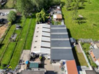 Op zoek naar een goed gelegen opslagruimte voor uw professionele activiteiten? Deze ruime magazijnruimte (ca. 220 m²) biedt tal van mogelijkheden...