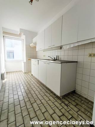 <p><span>Te renoveren appartement op topligging in het centrum van Bredene, op wandelafstand van winkel, tram en het strand. </span></p><p><span> </span></p><p><span>Het appartement bevindt zich op de tweede verdieping en beschikt over een inkomhal, ruime woonkamer, aparte keuken, twee slaapkamer, badkamer met ligbad en een klein terras aan de slaapkamers. Er is een kleine berging inbegrepen in de prijs.</span></p><p><span> </span></p><p><span>Appartement in kleinschalig gebouw zonder lift. </span></p>