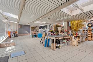 Deze ruime handelswoning met woonst bevindt zich op een centrale en commerciële ligging in het hart van Denderleeuw, met een uitstekende zichtbaarheid en goede bereikbaarheid. Langs de voorzijde van het pand zijn er meerdere openbare parkeerplaatsen beschikbaar, wat de locatie ideaal maakt voor commerciële activiteiten.<br /><br />Het pand deed jarenlang dienst als bloemenwinkel (154m²) en biedt vandaag heel wat mogelijkheden voor wie wonen en werken wil combineren of op zoek is naar een interessante investering. De commerciële ruimte op het gelijkvloers is perfect geschikt voor een winkel, kantoor of vrij beroep, of een eventuele functiwijziging onder voorbehoud.<br /><br />Aansluitend vinden we het private woongedeelte met een aangename leefruimte, een vernieuwde keuken en een bureauruimte die ook dienst kan doen als hobbyruimte. De onderhoudsvriendelijke stadstuin is een echte troef: rustig gelegen en zonder veel onderhoud.<br />Op de eerste verdieping geeft de nachthal toegang tot drie ruime slaapkamers en een badkamer uitgerust met zowel een ligbad als een douche. Verder is er nog een ruime zolder en een kelder.<br /><br />Een aparte garage maakt het geheel compleet en biedt niet alleen parkeercomfort, maar ook extra opslagmogelijkheden.<br /><br />Deze eigendom vormt een unieke kans voor wie centraal en multifunctioneel wil wonen of ondernemen.