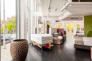 <p>Een indrukwekkend commercieel gelijkvloers in combinatie met de eerste verdieping op een uitstekende zichtlocatie aan Park Spoor Noord en het Damplein. Dit opmerkelijke hoekgebouw is strategisch interessant gelegen en blijft niet onopgemerkt in het straatbeeld. Een fenomenale gevelbreedte van ca 27 lopende meter en 11 brede raamopeningen met een hoogte van telkens 5,5 m, zorgen voor de meest optimale visibiliteit.</p>
<p>Binnen krijgt u meteen een aangename indruk van deze stijlvolle en grootse ruimte. Zowel de overvloed aan licht als de opmerkelijke plafondhoogte geven een uiterst riant en ruimtelijk effect. De ligging op de helling van de naastgelegen brug creëert bovendien een mooi en weids parkzicht.</p>
<p>Met ca 202 m² benutbare oppervlakte op het gelijkvloers en nog eens ca 166 m² op de eerste verdieping zijn de mogelijkheden legio wat een waaier aan activiteiten mogelijk maakt.</p>
<p>De commerciële ruimte kreeg een hoogstaande afwerking. Zo zijn de vloeren volledig in een donkere parket, een klassieke en tijdloze keuze die prachtig wordt aangevuld met het meer industriële karakter van het verwarming- en koelsysteem en de gepolijste betonzuilen die bewust zichtbaar gehouden werden.</p>
<p>Alle aansluitingen en praktische voorzieningen zoals een kitchenette met apart toilet zijn aanwezig.</p>