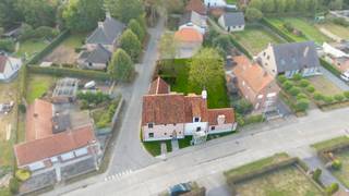Op een prominente hoeklocatie in het bosrijke Hertsberge bevindt zich deze vrijstaande landelijke woning, afgewerkt met oog voor authentiek vakmanschap en eigentijds comfort. De karaktervolle gevels met eiken accenten en stijlvolle raampartijen geven het pand een unieke uitstraling. Met de uitgestrekte bossen van het Landschapspark Bulskampveld vlakbij en een snelle verbinding richting Oostkamp, Brugge en de E40, geniet u hier van een ideale balans tussen groen wonen en een vlotte bereikbaarheid.<br /><br />Bij binnenkomst leidt de centrale inkomhal met gastentoilet naar een ruime, afzonderlijke bureauruimte en de royale, lichtrijke leefruimte waar een warme parketvloer en grote, gebogen raamsecties de toon zetten. De leefruimte vloeit moeiteloos over in de strakke eilandkeuken, die uitgerust is met hoogwaardige greeploze kasten en inbouwapparatuur. Een absolute blikvanger bevindt zich direct buiten: via de brede raampartijen stapt u op het zonnige terras of onder het overdekte terras, waar de eiken spanten en de robuuste bakstenen buitenhaard het hele jaar door uitnodigen tot sfeervol buitenleven.<br /><br />De bovenverdieping is doordacht ingedeeld en strak afgewerkt met dezelfde kwalitatieve houten vloerbedekking. Hier bevinden zich drie volwaardige, lichtrijke slaapkamers. Sfeervolle dakkapellen zorgen in elke kamer voor een aangename lichtinval en een mooi zicht op de omgeving. <br /><br />Algemene info: <br />- Onmiddellijk beschikbaar<br />- 3/4 slaapkamers<br />- 1 parkeerplaats<br />- Epc in opmaak<br />- €2.400,00/maand<br />- Ruime tuin met pracktisch en ruim tuinhuis. <br /><br />De snelste manier om een bezoek te brengen aan deze woning? Vraag je bezoek aan via de roze knop op onze website (www.dewaele.com) en je wordt gecontacteerd door onze verhuurexpert.