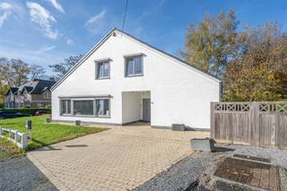 Century21ImmoNero stelt voor: deze ruime 4-gevelwoning (262m²) met 5 slaapkamers en 2 badkamers op een terrein van 5A81ca en Zuid geörienteerde...