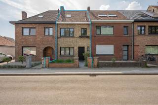Deze energiezuinige woning met drie slaapkamers (EPC B) is ideaal gelegen in het hart van Sint-Michiels en biedt een uitstekende bereikbaarheid dankzij de vlotte verbinding met zowel de expresweg als de autosnelweg. Daarnaast bevinden winkels, scholen en openbaar vervoer zich op wandel- en fietsafstand. Ook op technisch vlak scoort deze woning uitstekend: ze beschikt over een conforme elektrische keuring, is volledig asbestvrij en heeft een gunstig EPC-label B.<br /><br />Indeling als volgt: ruime inkomhal, lichtrijke woonkamer met eetplaats aansluitend veranda met toegang tot tuin, gesloten en ingerichte keuken, apart toilet en wasplaats. Op het eerste verdiep: 2 ruime slaapkamers en badkamer (wastafel, douche en wc). Via vaste trap komt men op de zolder en treft men de 3de slaapkamer met wastafel. <br /><br />Als extra troef beschikt de woning over een zonnige tuin met tuinberging. Een ideale woning voor wie centraal én energiezuinig wil wonen!<br /><br />Voor meer informatie of een bezoek ter plaatse aarzel niet en bel Gaëlle op het nummer 0479 17 17 17