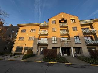 Dit <strong>appartement</strong> van bouwjaar 1991 zal U verrassend overtuigen na een bezoek met zijn vele ruimte, goede indeling en veel lichtinval. er werd recent een nieuwe CV brander geplaatst wat het energieverbruik tot een minimum herleidt.<br />Indeling :<br />ruime aparte inkomhal die toegang geeft naar het aparte toilet, een ruime berging, en de leefruimte.<br />Vanuit de zuidgerichte leefruimte wandelt U door naar de zuidgerichte keuken. De leefruimte geeft ook toegang tot de 2 slaapkamer en de badkamer. In de kelderverdieping hebben we nog een ruime private kelder nr 12.<br />Op de -1 verdieping hebben we nog een optionele garage <strong>(nr 13 of 17)</strong> die U kan bijkopen.<br />Voor de deur is er veel parkeergelegenheid voor auto's. <br />Het gebouw heeft ook een afgesloten gemeenschappelijke fietsenberging, een aparte grote ruimte op de vuilnis te plaatsen in afwachting van ophaling en een private.<br />Op heden verhuurd aan Vivius (Sociale huisvestingsmaatschappij - Harelbeke/Waregem) voor 9 jaar, <br />HP - appartement : <strong>632,26</strong> / maand<br />HP - Garage : <strong>55 of 60 euro</strong>/maand, je kan de garage kiezen.<br />U krijgt tevens korting op uw onroerende voorheffing<br />Alle praktische regelingen met de huurder lopen via Vivius.  <br /><strong>Vraagprijs : Appartement : 169.500 euro - Garage : 20.000 euro (Liefst samen te kopen)</strong><br /><br />Er kan een 2de vergelijkbaar appartement worden bijgekocht in hetzelfde gebouw, aan de rechterzijde , zie ook link : Kortrijksesteenweg 240 b 10, Harelbeke !<br /><br /><u>Wettelijke info : </u><br /><strong>EPC : 104 kWh/m² - B-label, net geen A-label</strong><br /><strong>Asbest : Asbestveilig en -vrij !<br />Elektriciteit : Conform gekeurd tot 2039<br />Conformiteitsattest : OK, zonder opmerkingen</strong><br />Stedenbouw : niet beschermd, niet op inventaris, Vergunning uitgereikt, Woongebied, Geen dagvaarding uitgebracht, Geen voorkooprecht ruimtelijke ordening aanwezig, Geen Verkavelingsvergunning, geen overstromingsgebied, niet gelegen in afgebakend oevergebied, geen watergevoelige openruimtegebieden<br />Water : P-score : A, G-score : A, geen overstromingsgebied, dus geen natte voeten hier<br /><br />Opmerking : foto's werden genomen met een breedbeeldlens, dit om de volledige ruimte te kunnen tonen op 1 foto ... hierdoor tonen de ruimtes wel groter op foto dan in werkelijkheid.<br /><br /> 