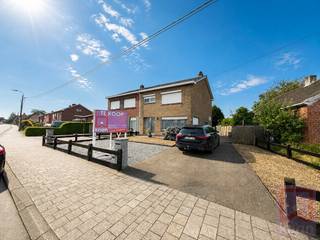 Op een centrale locatie in Geel vinden we deze ruime halfopen woning met 3 slaapkamers, praktische oprit, veranda/terrasruimte, bijgebouw en een diepe, zuidgerichte tuin op een perceel van 722 m².<br /><br />De woning beschikt over een inkomhal, lichtrijke leefruimte, keuken, veranda badkamer, 3 slaapkamers, 2 wc's, een ruime bergzolder, een garage en verschillende praktische bergruimtes. <br /><br />Het dak werd reeds vernieuwd werd en voorzien is van dakisolatie. Dankzij het EPC-label D is er bovendien geen renovatieverplichting van toepassing. Het EPC vermeldt een energiescore van 385 kWh/m² jaar .<br /><br />Troeven:<br />✅ 3 slaapkamers<br />✅ Halfopen bebouwing<br />✅ Perceel van 722 m²<br />✅ Zuidgerichte tuin<br />✅ Ruime oprit en parkeermogelijkheden<br />✅ Veranda/terrasruimte<br />✅ Bijgebouw/tuinhuis<br />✅ Nieuw dak met dakisolatie<br />✅ GEEN RENOVATIEVERPLICHTING<br /><br /><br />Technische info:<br />EPC: 385 kWh/m² jaar – label D.<br />P-score: C | G-score: A. Niet gelegen in risicozone voor overstromingen<br />Elektrische installatie: niet conform.<br />Asbestinventarisattest: 3 Asbestmaterialen, 2 Beperkingen, 0 Uitsluitingen.