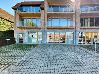 Kantoor- of handelsruimte van 220 m² met gemeenschappelijke tuin en 3 privatieve parkeerplaatsen te koop, gelegen op een uitstekende zichtlocatie...
