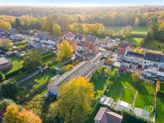 <p><span>Op een strategische ligging, vlakbij een vlotte toegangsweg, vindt u dit interessante vastgoed met tal van mogelijkheden. Het geheel omvat een ruime loods van maar liefst 553 m², in goede staat, met indrukwekkende stockageruimte  ook in de hoogte. Ideaal voor opslag of andere professionele activiteiten. Achteraan de loods bevindt zich een groene buitenruimte, die extra mogelijkheden biedt als ontspanningszone of functionele buitenruimte. Aan de straatkant, vooraan het perceel, is er een bureauruimte van 95 m², perfect als administratief of commercieel kantoor gekoppeld aan de loods.Daarnaast beschikt het perceel over een woning van 180 m². Deze woning dient gerenoveerd te worden, maar biedt daardoor ook een mooie kans tot meerwaardecreatie. Ideaal voor wie wonen en werken wil combineren, of op zoek is naar een rendabele investering. Dit pand biedt een zeldzame combinatie van ruimte, toegankelijkheid en potentieel  aarzel dus niet om meer informatie op te vragen of een bezoek in te plannen.</span><span> </span></p>