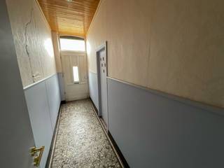 VEELZIJDIGE WONING MET GROOT POTENTIEEL. Dit interessant pand in Lauwe biedt een totale oppervlakte van 164 vierkante meter woonruimte op...