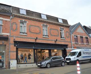 Zeer mooi ingericht handelsgelijkvloers in klassevol gebouw. Als je op zoek bent naar een bijzondere uitstraling voor je zaak, dan moet je zeker even...