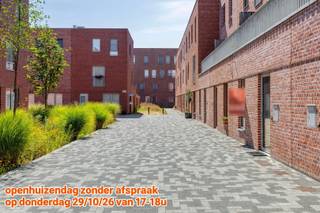 <p><span>KIJKDAG ZONDER AFSPRAAK OP DONDERDAG 29/10/26 tussen 17 en 18u.</span></p><p><span>Recente BEN woning in centrum Oudenaarde met 4 slaapkamers.</span></p><p><span> </span></p><p><span>INDELING</span></p><p><span> </span></p><p><span>Je komt de woning, gelegen op de </span><span>SAFFROU site</span><span>, binnen langs de inkomhal met ingebouwde kasten en gastentoilet.</span></p><p><span>De living heeft een open keuken voorzien van alle comfort (kwarts werkblad,oven, microgolfoven, vaatwasmachine...)</span></p><p><span>Op de eerste verdieping zijn er 2 slaapkamers (1 slaapkamer met ingebouwde kasten) over en een badkamer met bad,douche en toilet. Vooraan deze verdieping heb je ook nog een terras.</span></p><p><span>Op de tweede verdieping kan je de derde en vierde slaapkamer terugvinden.</span></p><p><span>De woning heeft een aangename stadstuin met achteraan een afgesloten tuinberging met toegangspoortje tot het fietspad.</span></p><p><span> </span></p><p><span>TECHNISCH</span></p><p><span> </span></p><p><span>De elektriciteit in de woning is conform.</span></p><p><span>Heel gunstig epc.</span></p><p><span>Alle kamers zijn voorzien van screens op zonne energie.</span></p><p><span>Verwarming via warmtepomp (lucht/water) en vloerverwarming.</span></p><p><span>Vloerkoeling aanwezig.</span></p><p><span>IVLA containerpark op de site</span></p><p><span>6 zonnepanelen</span></p><p><span>ventilatiesysteem</span></p><p><span>Zonneluifel over het ganse terras.</span></p><p><span>REgenwaterput van 5000l</span></p><p><span> </span></p><p><span>LIGGING</span></p><p><span> </span></p><p><span>Gelegen in een rustige en kindvriendelijke omgeving.</span></p><p><span>Vlak in het centrum van Oudenaarde, dichtbij scholen, winkels en het station.</span></p><p><span> </span></p><p><span>PRAKTISCH</span></p><p><span> </span></p><p><span>Voor meer info en/of afspraak bel Eefje van Immo D'hondt 0498 88 88 89.</span></p><p><span> </span></p><p><span> </span></p>
