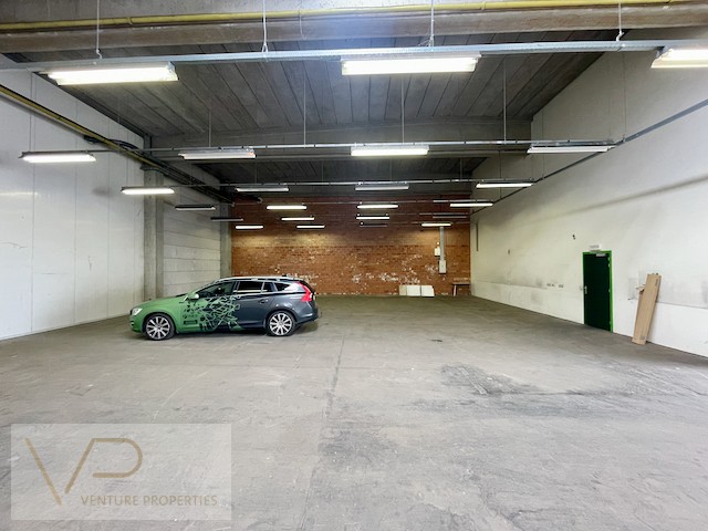 Magazijn (320m²) met kantoren (760m²) te huur op strategische locatie - foto 3