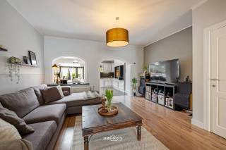 Deze verzorgde woning beschikt over 3 volwaardige slaapkamers en biedt alle comfort voor een gezin of koppel. Dankzij de praktische indeling en de goede staat van onderhoud kan u hier meteen intrekken zonder zorgen.
Daarnaast beschikt de woning over een riante tuin, ideaal om te genieten van rust, ontspanning of gezellige momenten met familie en vrienden.
De ligging is een absolute troef: vlot bereikbaar en dicht bij belangrijke invalswegen zoals de N16 en de A12, waardoor u zich snel kan verplaatsen naar omliggende steden en centra.
Daarnaast geniet de woning van een gunstige EPC-score C, wat zorgt voor een energiezuinig verbruik en lagere kosten.
Ook is er een mogelijkheid om een garage mee aan te kopen (niet verplicht).
Kortom, een ideale combinatie van comfort, ruimte, bereikbaarheid en energiezuinig wonen!
Interesse? Contacteer ons snel voor een bezoek ter plaatse.
