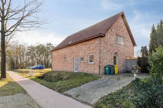 <p>Deze verzorgde en <strong>instapklare woning</strong> bevindt zich in een <strong>landelijke omgeving</strong>, waar u dagelijks kan genieten van groen en open ruimte. Bij het betreden van de woning komt u in een ruime inkomhal met apart gastentoilet. Verder doorlopend bereikt u de <strong>lichtrijke leefruimte</strong> met een gezellige zit- en eethoek, waar de grote raampartijen zorgen voor een aangename lichtinval en een mooi zicht op de westelijk gerichte tuin met vrij uitzicht. Aansluitend bevindt zich de keuken, die beschikt over voldoende werk- en bergruimte. Naast de keuken bevindt zich een praktische berging met aansluiting voor was- en droogmachine. Vanuit de leefruimte heeft u bovendien nog toegang tot een tussenhal die leidt tot de ruime inpandige garage en toegang tot de tuin biedt.</p><p>Op de eerste verdieping bevindt zich de zeer <strong>royale master bedroom</strong> met aansluitende dressing. Daarnaast zijn er <strong>nog twee volwaardige slaapkamers </strong>aanwezig. De badkamer is ingericht met een douche, ligbad en lavabomeubel. Verder is er op deze verdieping nog een apart toilet voorzien.</p><p>Extra: <br />- EPC: 176 kWh/m² (B-score -> GEEN renovatieverplichting), Arei = conform.<br />- Niet gelegen in mogelijks of overstromingsgevoelig gebied, niet gelegen in afgebakend overstromingsgebied of afgebakende oeverzone, niet gelegen in risicozone overstromingen.<br />- Agrarisch gebied, Vg, Gmo, Gvkr, Gvv.</p><p>Voor meer info ga naar www.coenenvastgoed.be of bel 03/375.82.92. </p>