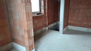 Zeer mooie casco woning gelegen in het gezellige Goetsenhoven. Het pand heeft PVC en ALU ramen met HR+ beglazing, 21 zonnepanelen en regenwaterput van 5.000 liter. De woning is gelegen op een perceel van 3a 68ca. De indeling kan nog altijd ingedeeld worden zoals u zelf wenst. Momenteel omvat het gelijkvloers: inkomhal, gastentoilet, grote slaapkamers, badkamer, ruime leefruimte, keuken en berging. De verdieping omvat 3 grote slaapkamer en badkamer. De zolder is bereikbaar met vaste trap en hier kan men ook nog 2 slaapkamers maken. De gehele woning is onderkelderd. Een casco-woning wordt fiscaal gelijkgesteld met een bouwgrond en dus dienen er 12% registratierechten te worden betaald.