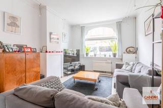 Deze <strong>karaktervolle woning </strong>is gelegen nabij het <strong>Fluweelpark </strong>te Gent en ligt op een boogscheut van verschillende buurtwinkels, scholen, het openbaar vervoer en het <strong>natuurreservaat Bourgoyen-Ossemeersen</strong>. U heeft een vlotte verbinding dankzij de binnenring rond Gent en de R4. Door de aangelegde fietsstraten staat u veilig op uw bestemming.<br /><br />U komt de woning binnen via de inkomhal die u verder brengt naar de woonkamer bestaande uit zit- en eetgedeelte. In het verlengde vindt u de <strong>lichtrijke keuken</strong> met achterliggend de badkamer met ligbad en douche. Via een dubbel venster heeft u toegang tot het aangename <strong>zuidgericht terras</strong> aangelegd in hardhout. Op het eerste verdiep zijn <strong>drie ruime slaapkamers</strong> terug te vinden. De woning heeft zijn authentieke deuren uit 1932, alsook een glasraam in lood. De keuken werd in 2021 volledig vernieuwd. <br /><br />Deze woning is verder te renoveren en kan u naar eigen smaak inrichten. Wenst u hier meer informatie over, en wenst u zelf de charme van deze woning te ontdekken? Neem dan snel contact op via hallo@convas.be