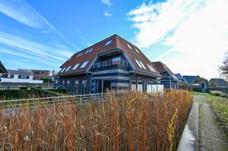 Dit praktisch en efficiënt ingedeeld 1-slaapkamerappartement op het gelijkvloers is de ideale keuze voor wie op zoek is naar zorgeloos comfort aan de kust.<br />De leefruimte is open en lichtrijk, met een handige keukenopstelling en directe toegang tot het terras. De slaapkamer is rustig gelegen aan de achterzijde, met voldoende ruimte voor een dubbel bed en ingebouwde kastruimte. Een badkamer en praktische berging maken het geheel compleet.<br /><br />Gelegen in een verzorgd domein op 450 meter van het strand, tegenover het natuurgebied van de Royal Ostend Golf Club.<br />Instapklaar, kwalitatief afgewerkt en energiezuinig. Mogelijkheid tot aankoop van een privatieve parkeerplaats.<br /><br />👉 Een compacte en kwalitatieve woonoplossing, instapklaar en perfect gelegen aan de Belgische kust.