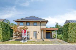 Zeer goed onderhouden en lichtrijke open bebouwing te koop in Boom<br />indeling:<br />gelijkvloers:<br />- ruime inkomhal<br />- gastentoilet<br />- bureau/slaapkamer 1 (ca. 14 m²)<br />- woonkamer met veel lichtinval<br />- uitgeruste keuken<br />- garage<br />- veranda<br />- grote tuin met terras, tuinhuis en serre<br />- carport met laadpaal<br />Eerste verdieping:<br />- slaapkamer 2 (ca. 14m²)<br />- badkamer met douche, ligbad, dubbele lavabo en toilet<br />- slaapkamer 3 (ca.14m²) met inloopdressing (ca. 4m²)<br />- slaapkamer 4 (ca.16m²)<br /><br />Locatie: Dit huis te koop in Boom is gelegen in de Kleistraat, naast het recreatiedomein De Schorre. Via de A12 (5 min) en E19 (10min) zijn Antwerpen, Brussel en Mechelen makkelijk en snel bereikbaar.<br /><br />Bijzonderheden: <br />- nabij De Schorre <br />- uitstekende ligging<br />- grote tuin<br />- lichtrijke veranda<br />- zonneboiler en zonnepanelen + groenestroomcertificaten<br />- thuisbatterij <br />- laadpaal<br />- warmtepomp lucht-lucht<br />- airco's<br />- zonnewering<br />- gunstige EPC-score<br />- geen asbest<br /><br />Bent u op zoek naar een ruim instapklaar huis te koop in Boom? Neem dan gerust contact op met één van onze collega's van Dewaele vastgoed.<br /><br />Bestuursmaatregelen in het maatregelenregister: nee