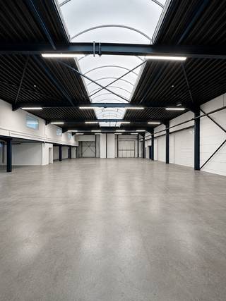 Dit veelzijdig bedrijfsgebouw in Machelen biedt een unieke combinatie van opslag, kantoor en bijkomende ruimtes op een uitstekend bereikbare locatie, vlakbij de Ring en de E19/A12.<br /><br />De kern van het pand bestaat uit een ruime loods van ongeveer 1.500 m², uitgerust met 4 sectionaalpoorten voor een vlotte aan- en afvoer van goederen. Aansluitend beschikt het complex over 250 m² kantoorruimte en een conciergewoning van circa 250 m², die eveneens perfect in te zetten is als extra kantoor- of vergaderruimte. Buiten is er bovendien een verharde buitenruimte van 600 m², ideaal voor laden, lossen of buitenopslag.<br /><br />Met een totale oppervlakte van ruim 2.600 m² en een flexibele indeling is dit pand geschikt voor uiteenlopende sectoren zoals transport, logistiek, distributie of productie.<br /><br />In een oogopslag:<br />- ±1.500 m² loods | 250 m² kantoor | ±250 m² conciergewoning | 600 m² buitenruimte<br />- 4 sectionaalpoorten<br />- Topligging in Machelen<br /><br />In geval van interesse, bel ons op 02.462.32.00