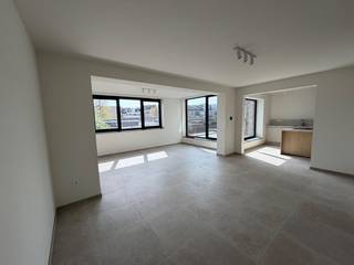 Ligging: <br />Dit nieuwbouw appartement is nabij het centrum gelegen. Hierdoor zijn alle faciliteiten op korte afstand terug te vinden (scholen, winkels, openbaar vervoer). <br /><br />Beschrijving: <br />Het appartement gelegen op de eerste verdieping, bestaat uit: <br />- Inkomhal met een apart toilet.<br />- Ruime leefruimte<br />- Open keuken, volledig uitgerust met alle toestellen<br />- Badkamer met lavabo, badkamermeubel en douche<br />- 3 slaapkamers<br />- Berging <br />- Terras<br />- Gemeenschappelijke buitenberging<br />- Verwarming en koeling via Klimaatplafonds<br /><br />Extra: <br />- Onmiddellijk beschikbaar!<br />- De huurprijs bedraagt 1150 euro/maand<br />- Gunstig EPC-Label A<br /><br />Uitsluitend via onze website www.vastengoed.be kan u een bezichtiging inplannen op de vooropgestelde bezoekmomenten. Voor andere vragen kan u het kantoor bereiken op het nummer 014 72 73 74
