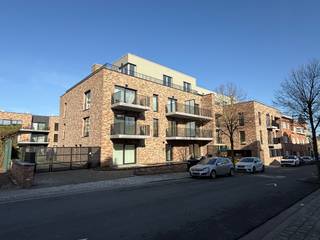 <p>Ontdek dit kwalitatieve nieuwbouwproject in Sint-Agatha-Berchem, gelegen op de rand met Groot-Bijgaarden in de groene en gegeerde De Selliers de Moranvillelaan. Het project maakt deel uit van een afgesloten en rustig woonerf met een uitgestrekte privétuin en gemeenschappelijke groenzones, waar comfort, privacy en natuur centraal staan.</p><p>Het aanbod bestaat uit diverse appartementstypes, gaande van compacte 1-slaapkamerappartementen tot ruime 2- en 3-slaapkamerwoningen. Elk appartement is doordacht ontworpen met aandacht voor licht, ruimte en functionaliteit. Grote raampartijen zorgen voor maximale natuurlijke lichtinval, terwijl open leefruimtes met volledig ingerichte keukens een hedendaagse woonervaring garanderen.</p><p>Alle entiteiten beschikken over één of meerdere buitenruimtes zoals terrassen of een privatieve tuin, waardoor binnen en buiten naadloos in elkaar overlopen. Afhankelijk van het type geniet u van één of meerdere badkamers, praktische bergingen en een logische indeling die optimaal wooncomfort biedt.</p><p>Het project werd ontwikkeld volgens het Future Proof-concept, met aandacht voor duurzaamheid en energiezuinig wonen. Bovendien is aankoop mogelijk aan 6% btw (onder voorwaarden), wat het geheel extra interessant maakt voor zowel eigen bewoning als investering.</p><p>Extra faciliteiten zoals kelderbergingen en ondergrondse staanplaatsen verhogen het dagelijks comfort. De ligging is een absolute troef: rustig en groen, maar toch op wandelafstand van winkels, scholen en openbaar vervoer.</p>