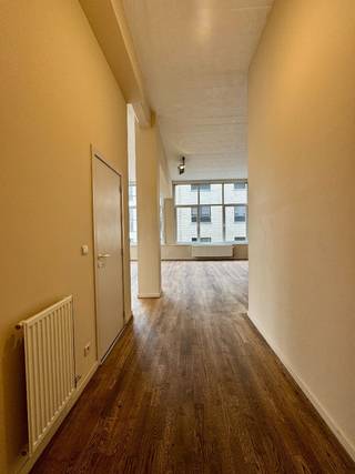 TE HUUR – GENT. Wonen in een ruim, stijlvol appartement met de charme van een loft én het comfort van een instapklare woonst? Dit unieke pand in hartje Gent combineert het beste van twee werelden. Gelegen in een rustige straat, op wandelafstand van het stadscentrum, winkels, scholen en openbaar vervoer, biedt dit appartement een zeldzame mix van rust, ruimte en bereikbaarheid.<br />Met een bewoonbare oppervlakte van 130 m² geniet je van royale leefruimtes, badend in natuurlijk licht dankzij de grote raampartijen. De hoge plafonds versterken het open gevoel en geven het appartement een uitgesproken loftkarakter. De leefruimte en keuken vloeien mooi in elkaar over en vormen samen het kloppend hart van het appartement.<br />De keuken is volledig uitgerust en biedt alles wat je nodig hebt om comfortabel te koken en te leven. Bovendien beschik je over een praktische berging. De drie volwaardige slaapkamers stralen rust uit, en twee ervan geven rechtstreeks uit op een zonnig terras – ideaal voor een ontbijt of een sfeervolle avond in de buitenlucht.<br />Het appartement werd volledig gerenoveerd en is volledig instapklaar. Dankzij het gunstige EPC-label B (162 kWh/m²) woon je hier bovendien energiezuinig.<br />HUURPRIJS: 1.500 EUR/maand<br />Co-housing is in dit appartement toegestaan.