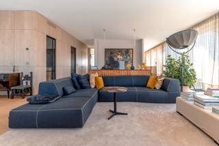 <p>In het centrum van de Stad, op een boogscheut van Botanic Sanctuary, Theaterplein en de Graanmarkt bevindt zich deze ruime duplex-penthouse. <br /><br />De lift laat u rechtstreeks toekomen in de entree met gastentoilet en vestiaire. Een mooi samenspel van eiken parket en Travertin-natuursteen karakteriseren de leefruimte. Een facade van raampartijen geven de ruimte een extra dimensie. Aansluitend een ruim en zonnig terras dat geniet van alle rust en privacy. <br />De separate leefkeuken is afgewerkt met marmer en uitgerust met Miele-toestellen. Een schuifpui geeft toegang tot een serene buitenruimte. <br /><br />Een trap brengt u naar de slaapverdieping bestaande uit drie suites. Een master met royaal slaapvertrek en aansluitend comfortabele, marmeren badkamer uitgerust met ligbad, douche en dubbele wastafel. Een tweede suite wordt gekenmerkt door een combinatie van parketvloer en marmeren afwerking in de badkamer. De derde slaapkamer heeft tevens ensuite een douchekamer. <br /><br />Het volledige appartement is voorzien van airconditioning.</p>
<p>Om het wooncomfort te verhogen worden twee autostaanplaatsen, een autobox en twee kelderbergingen te koop aangeboden.</p>
<div>
<div>
<div>
<p><span>Voor het appartement: verdeling grond-constructie 1/3 - 2/3 met een grondwaarde van 985.000 EUR <br />Twee autostaanplaatsen (P 01 en P 26) zijn te koop 39.500 euro per staanplaats met een grondaandeel van 17.500 EUR <br />De autobox ( P002) te koop voor 59.500 euro, met een grondaandeel van 17.500 EUR<br />Twee bergingen zijn te koop aan 4.000 EUR per berging <br /></span><span><br /></span></p>
</div>
</div>
</div>