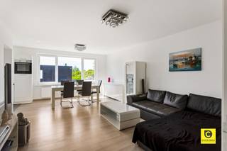 <p><span><br /></span><span>Lichtrijk appartement met 2 slaapkamers in kleinschalig gebouw</span></p><p><span> </span></p><p><span>Dit prachtige appartement met twee slaapkamers bevindt zich in een kleinschalig gebouw zonder lift, op een steenworp van het centrum van Aartselaar. Dankzij de uitstekende verbindingen naar de A12 en E19 bent u vlot in Brussel, Antwerpen of Mechelen.</span></p><p><span> </span></p><p><span>Indeling van het appartement:</span></p><p><span> </span></p><p><span>Living &amp; keuken:</span><span><br /></span><span>Het hart van het appartement wordt gevormd door de open woonkamer en eetruimte. Grote ramen laten overvloedig natuurlijk licht binnen, terwijl de warme houten vloeren zorgen voor een gezellige sfeer ideaal voor ontspannende momenten met familie of vrienden. De open keuken is uitgerust met kasten, kookvuur en oven.</span></p><p><span> </span></p><p><span>Slaapkamers &amp; badkamer:<br /></span><span>Achteraan het appartement bevinden zich de twee comfortabele slaapkamers. De badkamer is voorzien van een douche en een lavabo met meubel, terwijl het toilet apart gelegen is voor extra gemak.</span></p><p><span> </span></p><p><span>Berging:</span></p><p><span>Er is een ruime berging aanwezig in appartement voorzien van aansluiting wasmachine en droogkast.</span></p><p><span> </span></p><p><span>Ramen &amp; comfort:</span><span><br /></span><span>Alle ramen zijn voorzien van dubbel glas en rolluiken, wat bijdraagt aan comfort en energie-efficiëntie.</span></p><p><span> </span></p><p><span>Extra kenmerken van het appartement:</span></p><ul><li><span>Doorloop appartement </span></li><li><span>Geen algemene onkosten </span></li><li><span>Elektriciteit volledig conform </span></li><li><span>Kleinschalig gebouw met slechts 3 appartementen </span></li><li><span>Beschikbaar bij akte </span></li><li><span>Gunstig EPC-attest (B-score) </span></li><li><span>Nutsvoorzieningen apart </span></li><li><span>2 ruime slaapkamers</span></li><li><span>Asbestveilig </span></li></ul><p><span>Locatie &amp; bereikbaarheid:</span></p><p><span><br /></span><span>Het appartement ligt in een rustige, goed onderhouden woonwijk van Aartselaar. Alle voorzieningen zoals openbaar vervoer, winkels en andere faciliteiten zijn gemakkelijk bereikbaar.</span></p><p><span>Samengevat:</span></p><p><span><br />Dit instapklare appartement combineert comfort, praktische ligging en een aangename woonomgeving perfect voor wie op zoek is naar een modern en rustig verblijf in Aartselaar.</span></p><p><span> </span></p><p><span> </span></p>