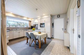 Ruime gezinswoning met 4 slaapkamers op 29 are. <br /><br />INDELING<br /><br />Via de ruime inkomhal betreden we de gezellige leefruimte met aansluitend de eetkamer. Vanuit deze ruimtes geniet u van een open en vrij zicht op de grote tuin en het terras. In de veranda wordt dit groene kader nog extra benadrukt.<br /><br />De volledig uitgeruste keuken sluit hier naadloos op aan en biedt eveneens toegang tot de ruime kelder en een grote voorraadberging met ingemaakte kasten.<br />Via de nachthal bereikt u vier slaapkamers, een gastentoilet en de recent gerenoveerde badkamer met groot badmeubel, toilet en inloopdouche.<br /><br />Op het gelijkvloers bevindt zich bovendien een ruime inpandige garage met elektrische sectionaalpoort. Via een plooiladder in de garage is de zolderverdieping bereikbaar.<br /><br />De tuin is royaal en praktisch ingericht, met voldoende open ruimte voor het houden van dieren aan huis. Dankzij de aanwezige servitude is er bijkomende, functionele toegang tot het perceel, wat het aan- en afvoeren van materiaal of het verzorgen van dieren aanzienlijk vergemakkelijkt. Dit maakt het geheel bijzonder geschikt voor wie dieren wenst te combineren met comfortabel wonen.<br /><br />TUIN<br />De tuin is zeer onderhoudsvriendelijk aangelegd en volledig omheind.<br />Servitude aan rechterkant geeft toegang aan het achterliggend perceel.<br /><br />BIJZONDERHEDEN<br />- Ruim aangelegde tuin en terras<br />- Ruime kelder (20m²)<br />- Ruime zolder (115m²)<br />- Rolluiken aan de slaapkamers<br />- Groene rustige ligging <br />- Recht van doorgang zijkant perceel<br />- Geen renovatieverplichting EPC-label D<br /><br />POSITIEVE ASPECTEN<br /><br />- Ruime gelijkvloerse woning<br />- Bijzonder goed onderhouden<br />- Snelle beschikbaarheid<br />- Groot perceel – mogelijkheid dieren aan huis<br />- Goede locatie richting Mol of Geel centrum