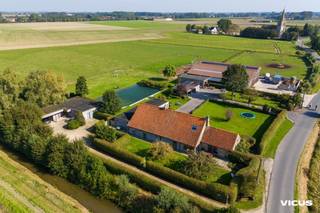 Deze instapklare gezinswoning is gelegen in het landelijke Alveringem, op zo'n 20 minuten rijden van de kust. Het domein beschikt over bijna...