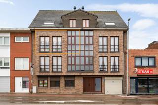 <p>Dit appartement bevindt zich op de tweede verdieping en beschikt over twee slaapkamers.</p>
<p>De woonkamer met eethoek sluit aan op een aparte, volledig ingerichte keuken. Vanuit de nachthal is er toegang tot een afzonderlijke toiletruimte en een badkamer die is uitgerust met een ligbad en een meubel. In de berging bevindt zich de gascondensatieketel en aansluitingen voor wasmachine en droogkast. Aan de achterzijde van het appartement bevinden zich de twee slaapkamers, die beide uitgeven op het terras. De ramen van de slaapkamers zijn voorzien van rolluiken. Tot slot beschikt het appartement over airco. <br />Autostaanplaats aanwezig in het ondergrondse complex.<br /><br /><span>Extra info: geen verdere gemeenschappelijke kosten I EPC 309 kWh/ (m² jaar) label D I watertoets: P-score: C I </span><span>G-score: C.</span></p>