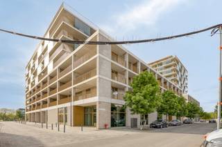 This ready-to-move-in studio for sale, located in the Regatta neighborhood on the Left Bank, has everything you need. Thanks to the top location, there is easy access to and from the city. The apartment owes this to its proximity to public transport and access roads. The studio was finished with care and taste, which immediately provides a pleasant and modern look. The space consists of a bright living and sleeping area, a practical bathroom equipped with a sink, shower, toilet and connection for a washing machine. The studio is also offered with the possibility to take over movable property, which makes it even more interesting for those who want to move in or rent out immediately. The building itself offers numerous facilities, including a gym, laundry, multipurpose room and bicycle storage. Thanks to the favourable EPC label A and the very low common costs, this is not only a comfortable, but also an energy-efficient and budget-friendly choice. Advantages: - EPC A - Ready to move in - East-facing terrace - Low common costs - Ideal as an investment The studio is offered for sale at a price of €199,000. Are you interested in this studio? Do not hesitate to contact us if you have any questions or to schedule a visit. Are you interested in an apartment or house for sale in Antwerp? Don't hesitate to contact us. If you would like to sell your own property, please contact us for a free estimate, by phone at 03/206.76.76 or by email to antwerpen@dewaele.com. You can also always come to us for all other questions about real estate, buying or selling! Register of measures: no