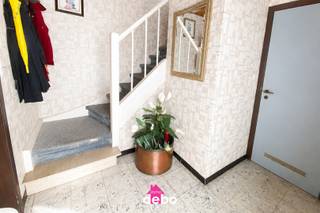 Deze verzorgde <strong>halfopen bebouwing</strong> biedt een uitstekende combinatie van ruimte, comfort en potentieel. Gelegen op een aangenaam perceel beschikt de woning over een praktische indeling, een ruime garage, een gezellige onderhoudsvriendelijke tuin en tal van mogelijkheden om er een eigentijdse gezinswoning van te maken.<br />Bij het betreden van de woning komt u in de <strong>inkomhal met gastentoilet</strong>, die toegang geeft tot de  leefruimte en de garage. De lichtrijke <strong>woon- en eetkamer</strong> straalt een warme en gezellige sfeer uit dankzij de grote raampartijen die zorgen voor een aangename natuurlijke lichtinval. Aansluitend bevindt zich de ruime <strong>leefkeuken</strong> met voldoende plaats voor een ontbijttafel en zicht op de terras.<br />Op de verdieping bevinden zich <strong>drie volwaardige slaapkamers</strong> en een <strong>badkamer uitgerust met toilet</strong>, ideaal voor een gezin. De kamers bieden voldoende ruimte voor slaap-, werk- of hobbygebruik. Alsook is er een zolder toegankelijk via zolderluik.<br />De woning beschikt bovendien over een <strong>ruime inpandige garage</strong> met automatische sectionaalpoort, ideaal voor het parkeren van een wagen, fietsen en extra opslagruimte.<br />Buiten geniet u van een onderhoudsvriendelijke en zonnige tuin met terras, vijver en tuinberging. De aangelegde buitenruimte biedt veel privacy en vormt een heerlijke plek om te ontspannen of gezellig te tafelen met familie en vrienden.<br /><strong>Troeven van deze woning</strong><br />✔ Halfopen bebouwing<br />✔ 3 ruime slaapkamers<br />✔ Ruimebadkamer met toilet op de verdieping<br />✔ Gastentoilet in de inkomhal<br />✔ Lichtrijke woon- en eetkamer<br />✔ Ruime leefkeuken<br />✔ Grote garage met automatische poort<br />✔ Aangelegde tuin met terras en vijver<br />✔ Veel bergruimte<br />✔ Ideale gezinswoning met tal van mogelijkheden<br />Een woning met een solide basis, veel ruimte en een aangename ligging, klaar om verder naar eigen smaak gemoderniseerd te worden. Perfect voor wie op zoek is naar een comfortabele gezinswoning met tuin en garage.