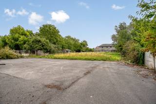 Op zoek naar een ruime eigendom met tal van mogelijkheden in Kuurne? Dit geheel van ca. 3.817 m² beschikt over een loods (bj 1999) en twee toegangen. Dankzij deze dubbele ontsluiting (via Kortrijksestraat én Koolakker) kunnen wonen en werken op een praktische manier van elkaar worden gescheiden. De bestaande loods van 250 m² biedt mogelijkheden voor opslag, carwash of andere professionele activiteiten. Aan de andere zijde van het perceel bevindt zich een perceel grond van ca. 1.492 m². De combinatie van de ruime oppervlakte, de twee toegangen en de verschillende gebruiksmogelijkheden maakt dit een interessante eigendom voor wie wonen en werken wil combineren zonder beide functies volledig met elkaar te verweven. Een veelzijdige eigendom met ruimte, privacy en potentieel, geschikt voor zowel particulier als professioneel gebruik. Contacteer Vastgoed Lietaer via 055/500 007 of mail naar info@vastgoedlietaer.be voor meer informatie of stedenbouwkundige inlichtingen (BPA,..). De prijs omvat een minimumprijs. Enkel een schriftelijk bod dat door de verkopers wordt aanvaard, leidt tot een verbintenis of verkoop. Stedenbouwkundige info in aanvraag.