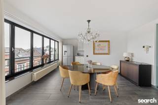In het hart van Kontich, op een rustige ligging achter het gemeentehuis, bevindt zich dit uitzonderlijk ruime dakappartement van maar liefst 209m2.  Winkels, scholen en openbaar vervoer liggen op wandelafstand en ook de E19 richting Antwerpen en Brussel is in slechts enkele minuten bereikbaar.<br /><br />Het appartement is verdeeld over de twee bovenste verdiepingen van een verzorgd gebouw met lift.  Via de inkomhal met vestiairekast en apart gastentoilet kom je binnen in de lichtrijke eetruimte met aansluitend de volledig ingerichte keuken.  De royale leefruimte met open vide geeft rechtstreeks toegang tot het aanpalende zuid gericht terras (23m2).<br /><br />Op de bovenste verdieping bevinden zich 4 volwaardige slaapkamers, een moderne badkamer met inloopdouche en een tweede zuid gericht terras dat aansluit op twee slaapkamers en de badkamer.<br /><br />Bij het appartement hoort een autostaanplaats op de achterliggende parking.  Als extra kan er een dubbele garagebox aangekocht worden.<br /><br />Extra troeven:  bouwjaar 2001, gunstig EPC, gepantserde toegangsdeur, videofonie, twee bergingen, automatische rolluiken, conforme elektrische installatie, recente verwarmingsketel (ATAG), ….<br /><br />Heb je na het bekijken van de foto’s en de virtuele tour nog bijkomende vragen of kom je graag ter plaatse op ontdekking? Bel Nico op 0475/509209<br /> 