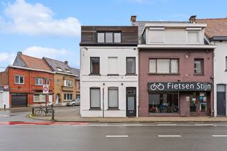 <p>Deze instapklare starterswoning combineert comfort en functionaliteit met een uitstekende ligging. De woning beschikt over drie volwaardige slaapkamers, ideaal voor een gezin of wie graag een extra kamer heeft voor een bureau of hobbyruimte.</p><p>De onderhoudsvriendelijke tuin biedt een aangename buitenplek waar u in alle rust kunt genieten, zonder intensief tuinwerk. Via een handig tuinpoortje heeft u directe toegang tot de straat, wat zorgt voor extra gebruiksgemak. Zo kunt u ook gemakkelijk met de fiets via het poortje de tuin bereiken.</p><p>De woning geniet van een goede bereikbaarheid, met vlotte verbindingen naar belangrijke invalswegen en voorzieningen. Parkeren kan eenvoudig in de straat.</p><p>Kortom, een ideale woning voor starters of gezinnen die op zoek zijn naar een praktische, verzorgde en goed gelegen thuis.</p><p></p><p>Vraag vandaag nog uw bezoek aan bij vastgoedmakelaar Saar via 0456/96 16 02 of saar@altro-vastgoed.be</p>