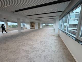 <p>The Compass is een modern kantoorgebouw met 6.877 m² flexibel in te delen kantoorruimte over zes verdiepingen. De ruimtes zijn ontworpen om optimaal gebruik te maken van natuurlijk licht en bieden een prachtig uitzicht op stad en park.</p>
<p>Het gebouw beschikt over klimaatplafondpanelen die passieve verwarming en koeling mogelijk maken, wat zorgt voor een aangenaam binnenklimaat en een energie-efficiënte werking. De indeling kan eenvoudig worden aangepast aan de noden van uw onderneming, met ruimte voor kantoren, vergaderruimtes en stille werkzones.</p>
<p>Compass biedt tal van moderne voorzieningen, waaronder parkeerplaatsen, laadpunten voor elektrische voertuigen, fietsenstallingen en douches. Dankzij de BREEAM “Excellent” certificering, zonnepanelen en warmtepompen is dit gebouw een toonbeeld van duurzaam en toekomstgericht werken.</p>
<p>Gelegen in een levendige buurt met diverse eetgelegenheden, vormt Compass een ideale werkomgeving voor bedrijven die comfort, duurzaamheid en bereikbaarheid willen combineren.<br /><br /></p>
<p>Financieel<br />Huurprijs kantoorruimte: €195/m²/jaar (excl. kosten)<br />Huurprijs parking: €1.500/plaats/jaar<br />huurprijs parking met laadpunt: €1.850/plaats/jaar</p>