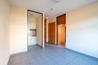 Ontdek het perfecte evenwicht tussen groen en stadsleven. In de zorgcampus Hof Sint Jozef biedt Walls Vastgoedmakelaars enkele assistentiewoningen te huur aan. Hier geniet u van de ideale balans tussen zorg en zelfstandigheid, in een aangepaste en beschermde omgeving voor actieve senioren die zelfstandig willen blijven wonen.<br /><br />De residentie is gelegen in een echte groene oase en beschikt over een mooie, gemeenschappelijke tuin waar u in alle rust kan genieten van de buitenlucht en het groen.<br /><br />Als bewoner kan u rekenen op tal van faciliteiten en diensten op de campus, zoals een wassalon, kinesitherapie, pedicure en kapper. Daarnaast is er een animatieteam aanwezig dat zorgt voor een gevarieerd aanbod aan individuele en groepsactiviteiten, zodat u steeds actief en sociaal betrokken blijft.<br /><br />De bezoekuren zijn volledig vrij, waardoor familie en vrienden u kunnen bezoeken wanneer het hen past. In de namiddag kan u gezellig terecht in de cafetaria. Bovendien zijn er in het woonzorgcentrum steeds verpleegkundigen en verzorgenden aanwezig voor extra ondersteuning en gemoedsrust.<br /><br />Ook praktisch comfort is verzekerd: water, gas en elektriciteit zijn inbegrepen in de prijs en er is voldoende gratis parkeergelegenheid voor bezoekers.<br /><br />Klinkt dit als muziek in de oren? Maak snel een afspraak en ontdek uw toekomstige thuis!