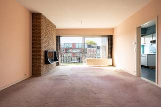 <p>TOPLOCATIE! Te renoveren appartement met 2 slaapkamers, zicht op het water &amp; ruime garage aan de Vaart!</p>
<p>Het appartement bevindt zich op de tweede verdieping, bereikbaar met de trap.</p>
<p>De garage aan straatzijde is voor 1 grote wagen en (bak)fietsen, het kan ook deels als atelier of wasplaats gebruikt worden.</p>
<p>INDELING APPT</p>
<p>Inkomhal, gezellige leefruimte met veel natuurlijk daglicht dankzij de zuidwestelijke oriëntatie met groot schuifraam en zicht op de Vaart, kleine keuken, 2 slaapkamers van 15 en 10m², apart toilet, en badkamer met dubbele lavabo en bad. Het appartement is nog volledig ‘dans son jus’, vintage jaren ’70, en beschikt over een paar karaktervolle elementen waaronder een glas-in-loodraam, gashaard en authentieke badkamer.</p>
<p>Het appartement dient gerenoveerd te worden, maar biedt tal van mogelijkheden om er een gezellige eigen woonst of een interessante investering voor verhuur van te maken.</p>
<p>LIGGING</p>
<p>Gelegen op een van de beste plaatsen in Mechelen, vlakbij het station en het stadscentrum, aan het water van de Leuvense Vaart. Dankzij de zuidwestelijke oriëntatie kan je genieten van de zalige avondzon en heb je vaak zicht op prachtige hemelkleuren bij zonsondergang. Scholen, publiek transport, recreatie &amp; sport is op wandel- en fietsafstand.</p>
<p>PRAKTISCH</p>
<p>EPC F dus renovatieplicht. Het gebouw is van 1973 en het appartement is sindsdien niet gewijzigd.</p>
<p>Niet verhuurd dus onmiddellijk beschikbaar na akte.<br />Garage inbegrepen in de prijs.</p>
<p>Zin om dit appartement te bezichtigen? Neem contact op met simon.kareman@trevi.be of bel 015 33 19 19.</p>
<p><br />***Asbestattest en stedenbouwkundige inlichtingen in aanvraag***</p>