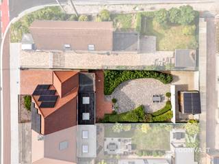 BEZOEKMOMENT: ZATERDAG 17/10 10U- 12U (enkel op afspraak)<br /><br />Op zoek naar een woning waar niets meer aan te doen is? Deze prachtige halfopen bebouwing in Waasmunster is tot in de puntjes gerenoveerd en heeft tal van troeven!<br /><br />Je komt de woning binnen via een inkomhal met apart toilet, en betreedt daarna een grote leefruimte uitgerust met een sfeervolle pelletkachel. Door de grote raampartijen is de leefruimte overgoten door natuurlijk licht. De prachtige, open keuken is afgewerkt met kwalitatieve materialen en toestellen van Miele, Novy & Venduro, een pareltje om in te koken. <br /><br />Op het eerste verdiep vind je een ruime, kwalitatieve badkamer met inloopdouche, ventilatie en dubbele lavabo met verwarmde spiegels. Het verdiep is verder nog aangevuld met een apart toilet en berging. De grote slaapkamer beschikt over inbouwkasten, en een 2e ruime kamer geeft toegang tot de zolder. Mits het plaatsen van een vaste trap kan je hier nog 1 à 2 extra kamers realiseren, goed voor 3 à 4 slaapkamers in totaal. <br /><br />✅ Volledig gerenoveerd en instapklaar<br />✅ Lichtrijke leefruimte met gezellige pelletkachel<br />✅ Kwalitatieve open keuken<br />✅ Ruime badkamer met inloopdouche & dubbele lavabo<br />✅ 3 à 4 slaapkamers mogelijk<br />✅ Ruime, aparte garage<br />✅ Zeer laag KI, zonnepanelen met certificaten!!<br />✅ EPC C, mits kleine ingreep EPC A mogelijk<br />✅ Conforme elektriciteit, asbestveilig<br /><br />Een woning zoals je ze zelden vindt, wacht niet te lang met een bezoek!<br /><br />📩 gilles@woonvast.be — 📞 0491 94 95 38 — 🌐 www.woonvast.be