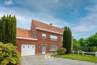<p>Ontdek deze ruime 3-slaapkamerwoning in een aangename buurt met vlotte bereikbaarheid in Gullegem, ideaal voor een jong gezin dat comfortabel en centraal wil wonen. De woning bevindt zich op een boogscheut van het centrum en geniet van een vlotte bereikbaarheid naar de R8, wat het dagelijkse leven bijzonder praktisch maakt.</p>
<p>Bij het betreden van de woning komt u in de karaktervolle inkomhal die toegang geeft tot de leefruimte, bestaande uit een woonkamer en eetkamer met aansluitend de keuken. Op het gelijkvloers vindt u bovendien een bijzonder ruime inpandige garage met extra zolderruimte, wat tal van mogelijkheden biedt voor opslag of hobby.</p>
<p>Op de eerste verdieping beschikt de woning over drie volwaardige slaapkamers en een badkamer met toilet. Via een vaste trap bereikt u de zolder, die reeds vakkundig werd geïsoleerd en kan worden ingericht als extra kamers, bureau of speelruimte.</p>
<p>Buiten geniet u van een aangename tuin waar u in alle rust kan ontspannen en kinderen naar hartenlust kunnen spelen.<br />De voortuin, oprit en garage zorgen voor bijkomend comfort en voldoende parkeermogelijkheden.</p>
<p>Dankzij de ruime indeling, de goede ligging en het uitbreidingspotentieel is dit een woning met heel wat troeven.</p>
<p>Contacteer ons snel voor meer informatie of een bezoek!</p>