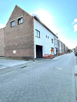 Deze studio is gelegen op de gelijkvloerse verdieping en bevindt zich in een rustige straat op slechts 10 min van E40 en vlakbij scholen, winkels...