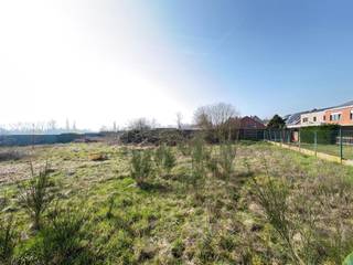 <p><span>PRACHTIG PERCEEL BOUWGROND VOOR OPEN BEBOUWING MET OPPERVLAKTE VAN 10A 90CA.</span></p><p><span>Uitermate rustig gelegen in doodlopende straat in het landelijke Branst op wandelafstand van de Scheldedijk.</span></p><p><span> </span></p><p><span>Het perceel biedt de mogelijkheid tot het bouwen van een ruime open bebouwing.</span></p><p><span>De zuidelijke oriëntatie is een extra troef.</span></p><p><span>Verkavelingsvoorschriften beschikbaar op aanvraag.</span></p>