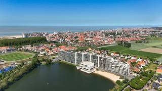 Op wandelafstand van zee en strand te Knokke-Heist verkopen we dit ruim appartement (104m²) met drie volwaardige slaapkamers, twee badkamers en terrassen voor- en achteraan. Gelegen op de zesde verdieping geniet u hier van een prachtig open uitzicht op het meer, zowel vanuit de lichtrijke leefruimte als vanop het zongerichte terras.<br /><br />Indeling: inkomhal met toilet en vestiaire, brede leefruimte met grote raampartijen en toegang tot het zonnige terras aan de voorzijde, ingerichte keuken, nachthal, drie volwaardige, comfortabele slaapkamers, twee badkamers, tweede terras aan de achterzijde.<br /><br />Algemeen: instapklaar appartement, kwalitatieve materialen, uniek uitzicht, goedgekeurd elektriciteitsattest,.... <br /><br />Binnenzwembad en privéstrand.<br /><br />Laguna Beach is een privé domein van ruim 6 ha op wandelafstand van de Zeedijk en het Directeur-Generaal Willemspark.<br /><br />Bezoeken? Graag na afspraak met Avantimmo op het nummer 050 62 50 55