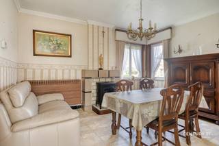 Op zoek naar een charmante woning met ruimte, karakter en mogelijkheden om er helemaal je eigen thuis van te maken? Dan is deze woning aan de Oude Halensebaan 98 in Waanrode zeker een bezoekje waard!
Via de inkomhal kom je terecht in de verschillende leefruimtes. De woning beschikt over een gezellige zitkamer en een ruime woonkamer, waardoor je zowel een knusse plek om te ontspannen als een aangename leefruimte hebt. Aansluitend vind je de keuken en de veranda, die zorgt voor extra licht en een fijne verbinding met de buitenomgeving.
Op de verdieping zijn er 3 slaapkamers en een badkamer. Ideaal voor een gezin, maar uiteraard ook interessant voor wie een extra kamer als bureau, dressing of hobbyruimte wil gebruiken.
Ook praktisch heeft deze woning heel wat te bieden. Met 2 garages en een oprit is er voldoende plaats voor wagens, fietsen en extra bergruimte.
De woning wordt verwarmd op aardgas en beschikt reeds over vernieuwde ramen. Het EPC heeft momenteel label E. Mits enkele gerichte energetische aanpassingen zijn er mogelijkheden om het energiepeil verder te verbeteren en een gunstiger resultaat te behalen.
Ook de ligging is een mooie troef. Je woont hier in een rustige omgeving van Waanrode, terwijl je toch vlot verbonden bent met de omliggende gemeenten. Het centrum van Waanrode, met onder meer winkels, school en dagelijkse voorzieningen, bevindt zich op korte afstand. Ook het openbaar vervoer is vlot bereikbaar. Via de nabijgelegen N29 zijn onder meer Diest en Tienen gemakkelijk bereikbaar en ook de E314 richting Leuven, Hasselt en verder ligt op slechts enkele kilometers.
Kortom: een charmante woning met 3 slaapkamers, 2 garages, een oprit en heel wat mogelijkheden, op een rustige én goed bereikbare locatie.
Kom jij het potentieel van deze woning ontdekken?
Vraagprijs: €319.000
Interesse? Contacteer Tina voor een bezoek op 0491 52 42 72!