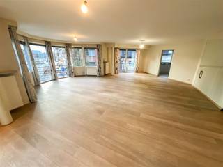 Dit prachtige appartement bevindt zich in een opvallend hoekpand in het hart van Wevelgem, op een top locatie nabij de Grote Markt. Het gebouw,...